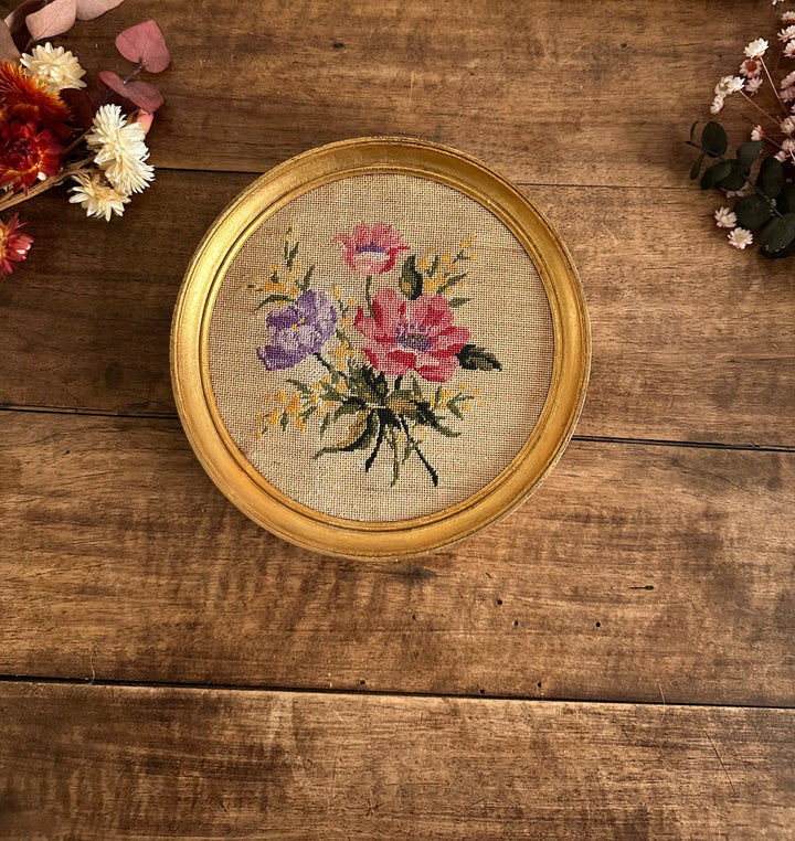 Broderie ancienne fleurs roses cadre rond en bois doré