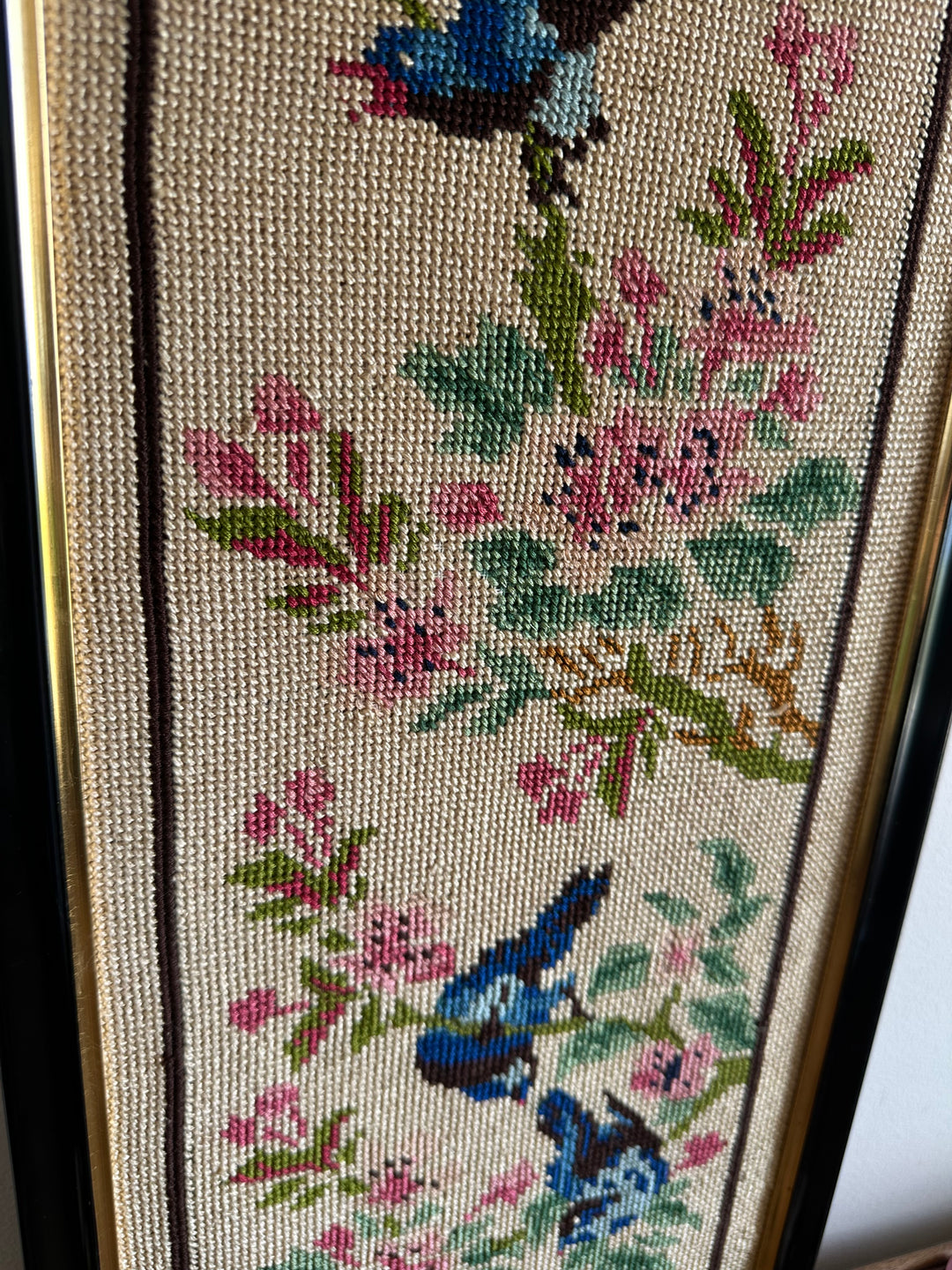 Broderie point de croix oiseaux bleus cadre en bois