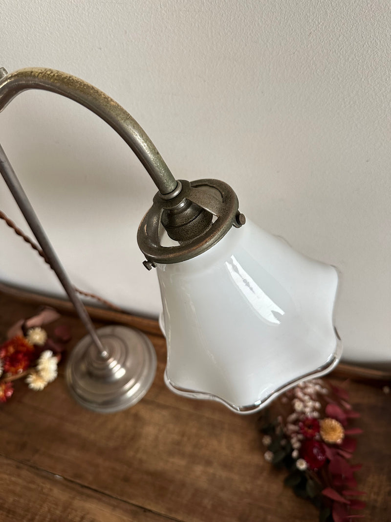 Lampe en acier et opaline blanche années 50