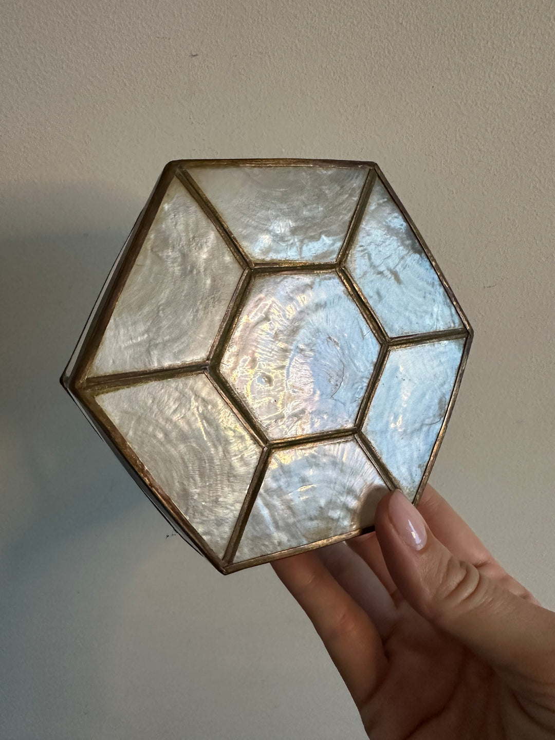 Bonbonnière hexagonale en nacre cerclée de laiton