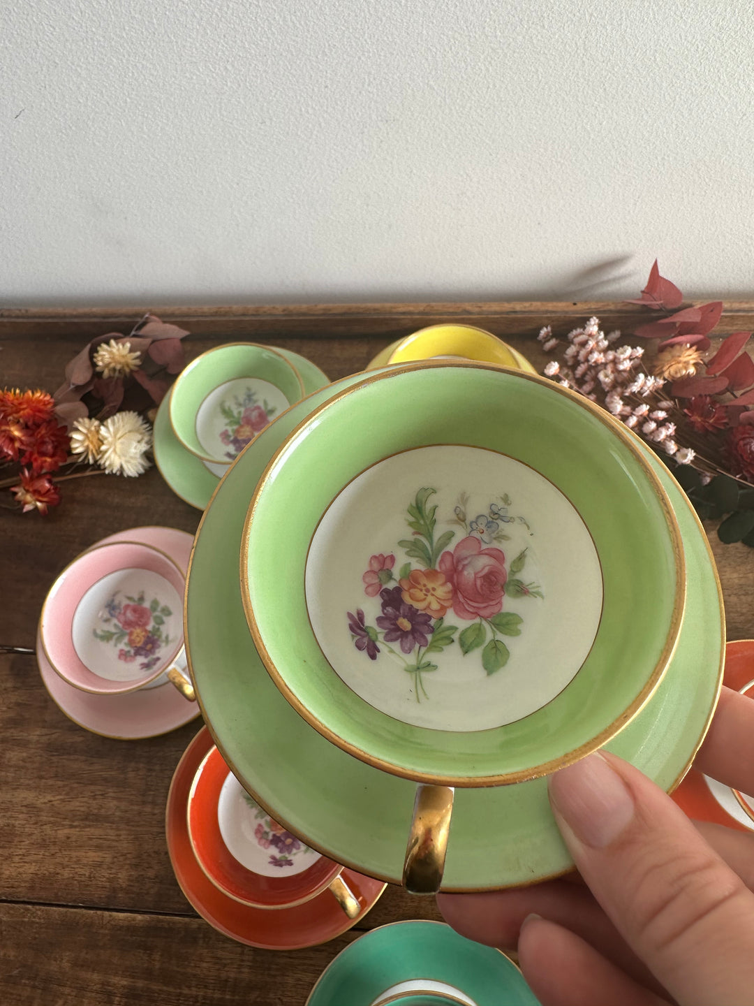 Service à café fleuri en porcelaine colorée