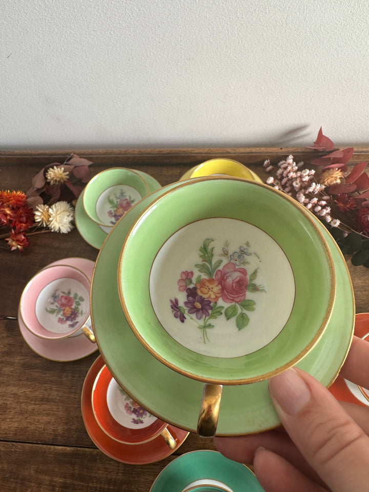 Service à café fleuri en porcelaine colorée