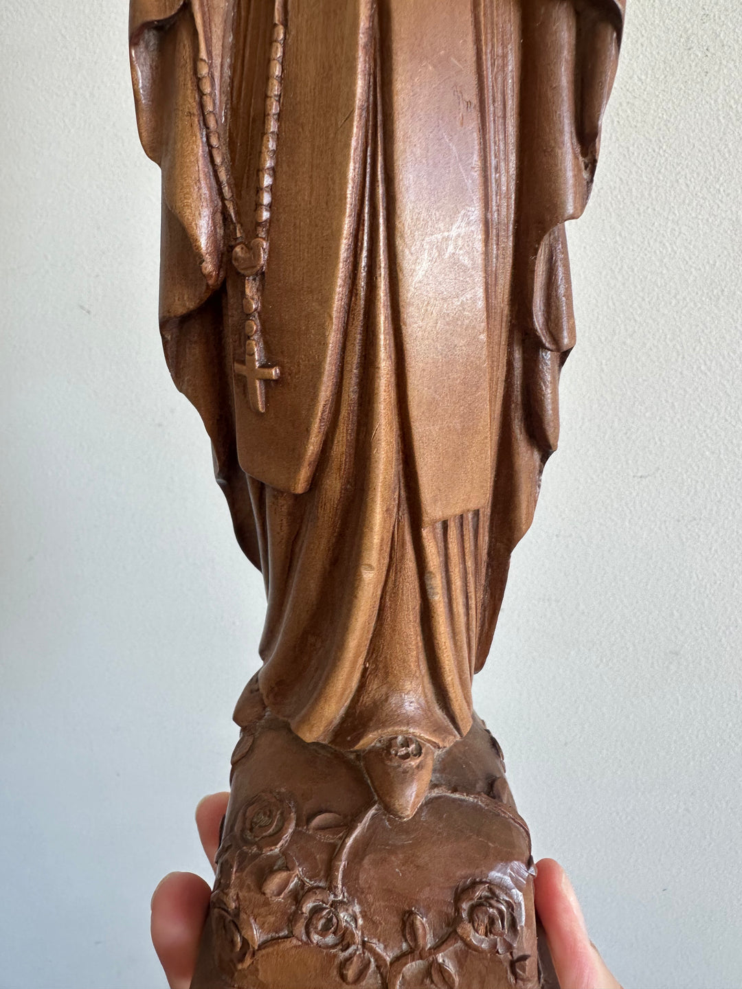 Statuette de la vierge en bois sculptée signée Lucien Pessey (1912-1992)