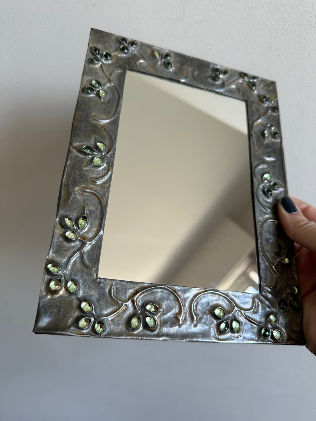 Miroir à accrocher en métal repoussé orné de pierres fantaisie