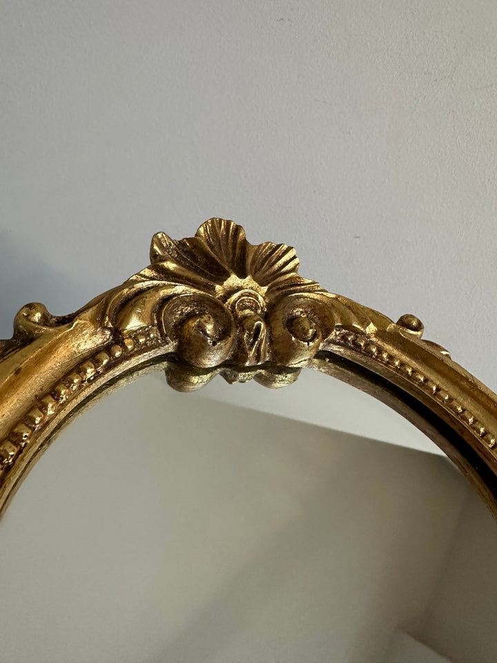 Miroir en bois et stuc fronton fleur doré à la feuille