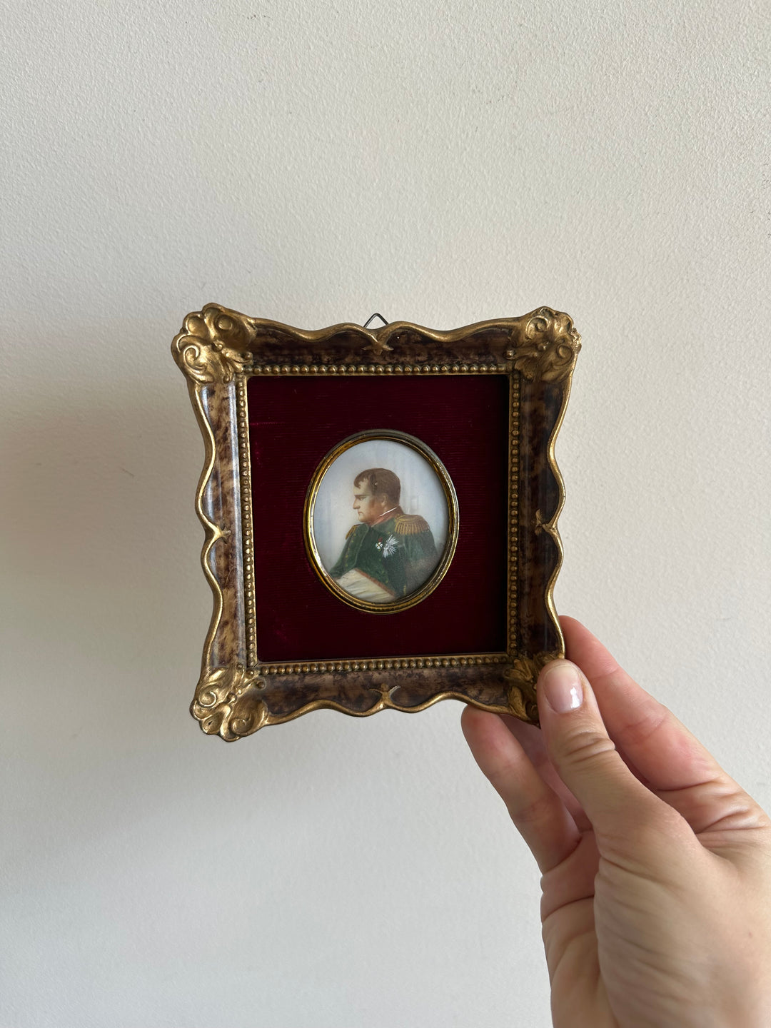 Miniature sur porcelaine Empereur Napoléon bonaparte sur velours rouge