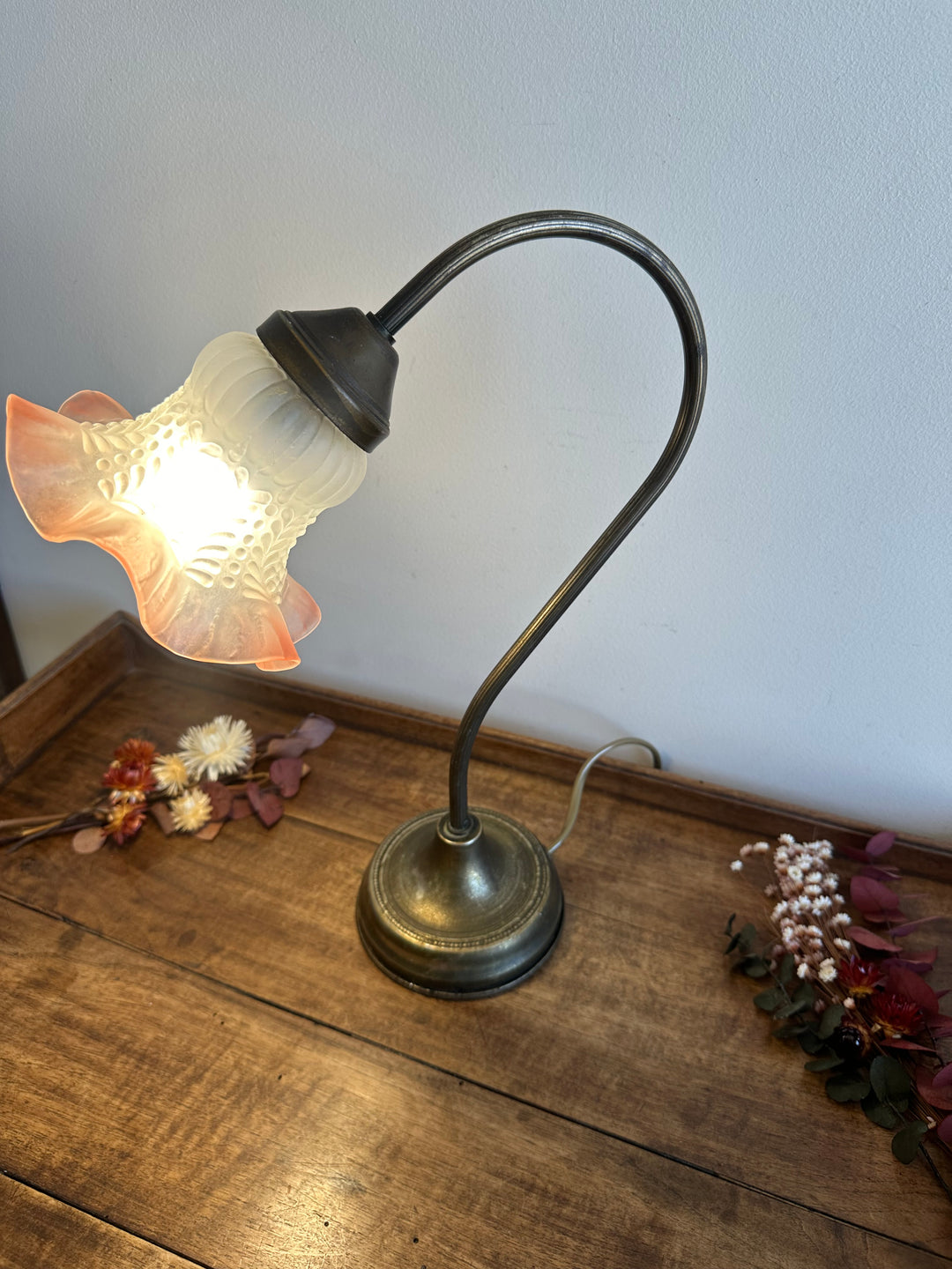 Lampe col de cygne en laiton globe tulipe couleur rose orangé