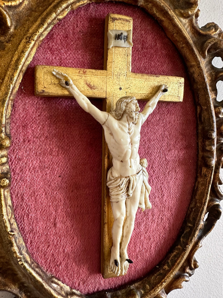 Crucifix en ivoire et bois encadré sur velours rose 19 eme