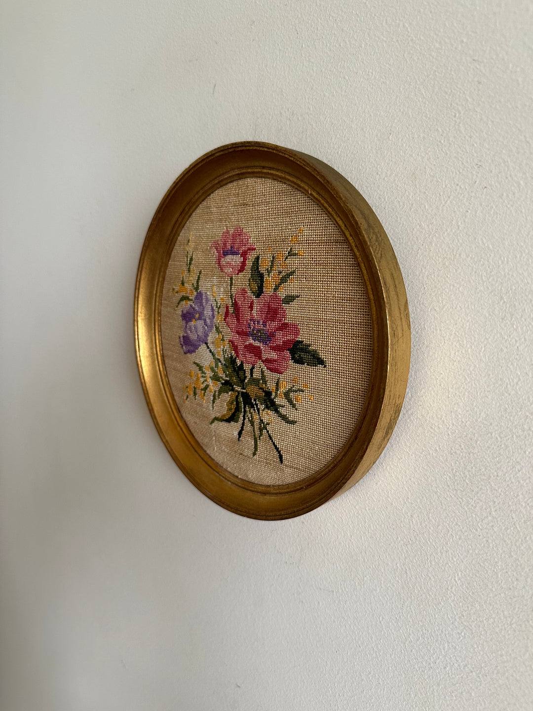 Broderie ancienne fleurs roses cadre rond en bois doré