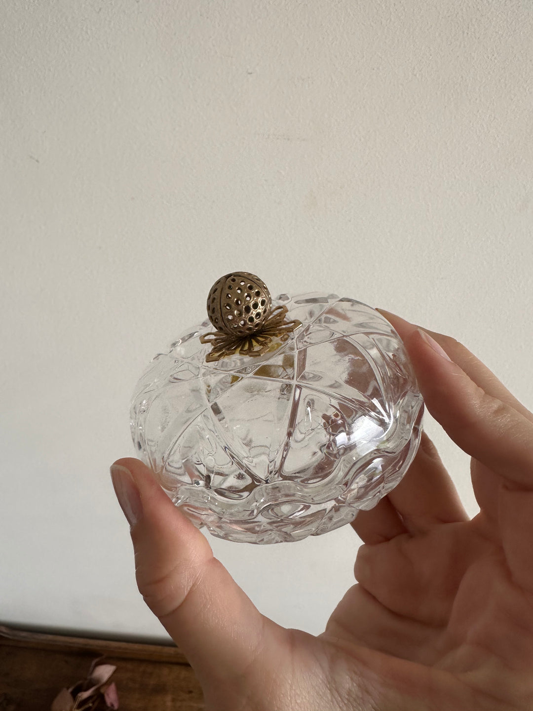 Bonbonnière en cristal surmontée d'une petite fraise