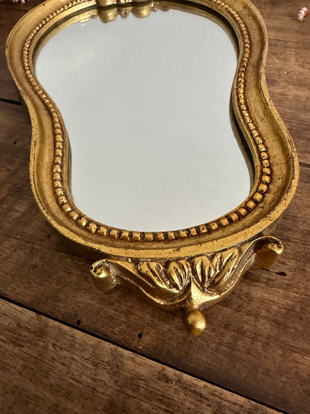 Miroir en bois et stuc fronton fleur doré à la feuille