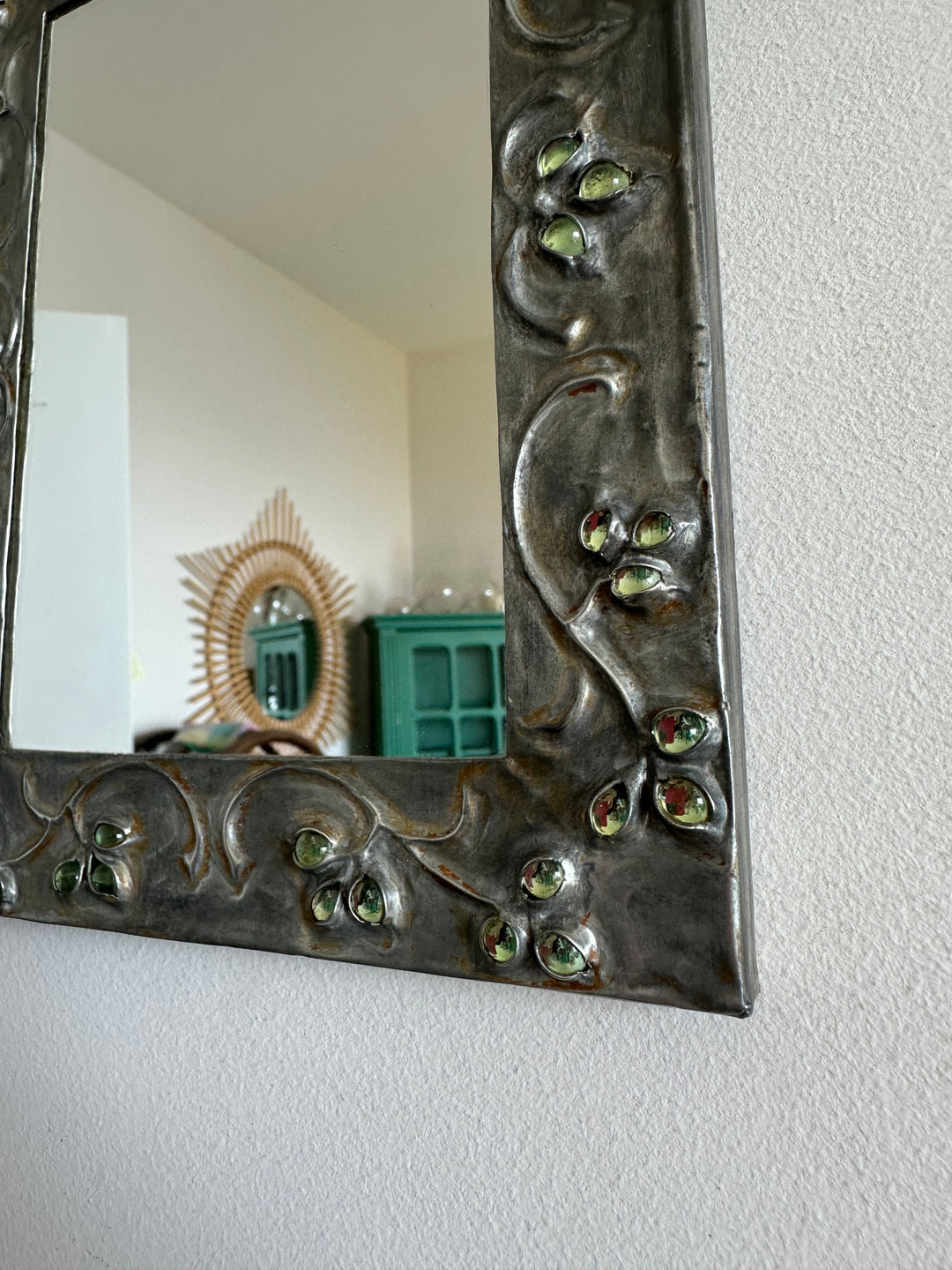 Miroir à accrocher en métal repoussé orné de pierres fantaisie