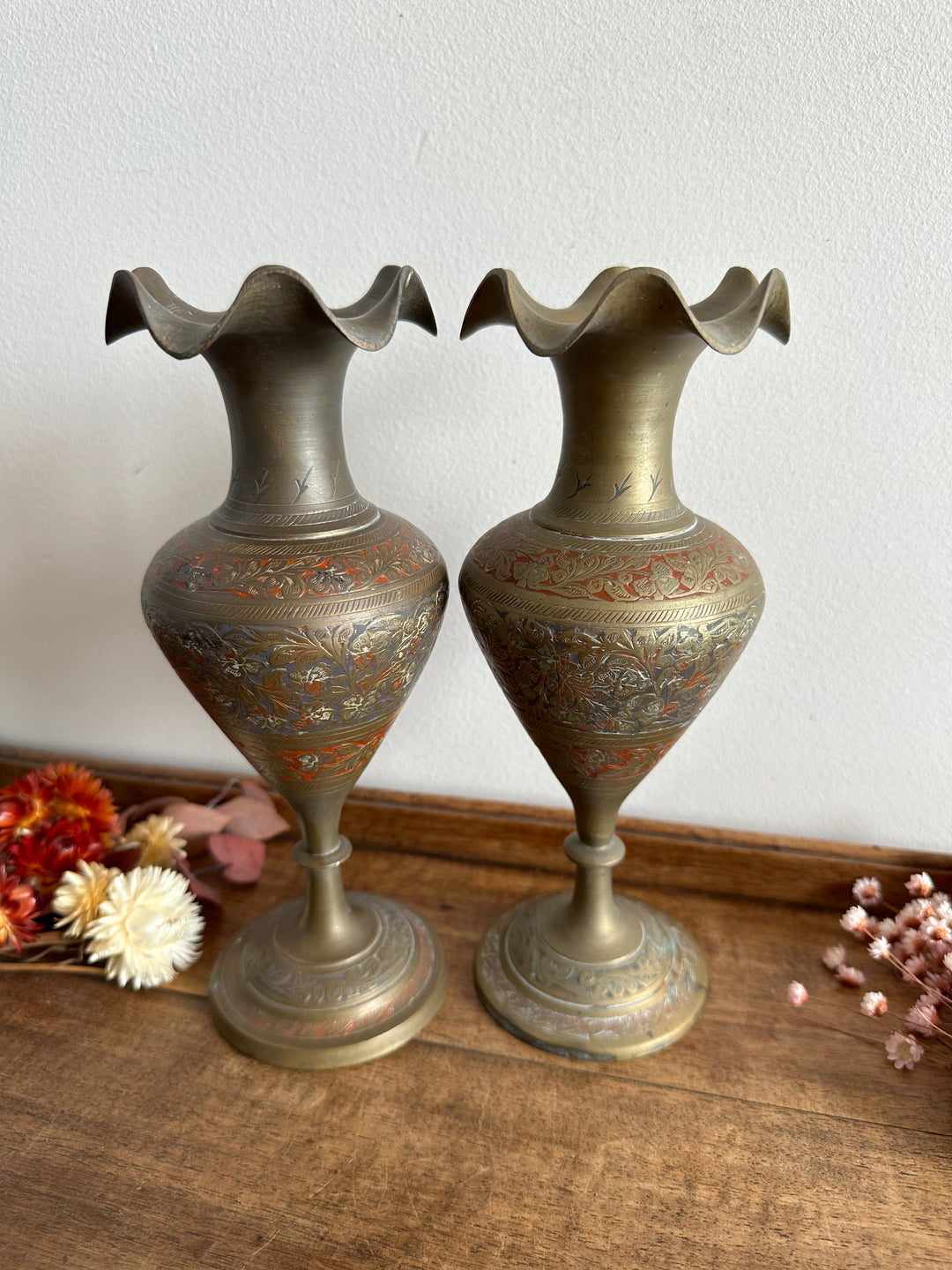 Vases en laiton sur pied gravés