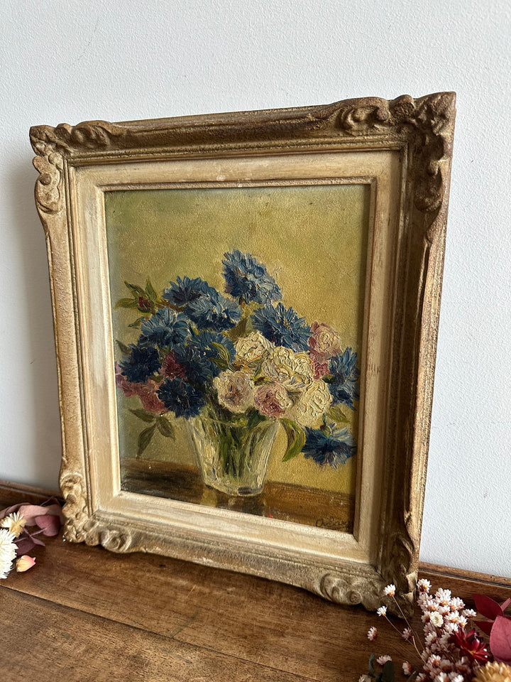 Peinture bouquet de fleurs bleues et blanches encadrée années 50