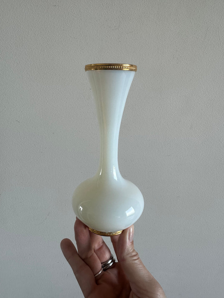 Vase en opaline blanche cerclé de laiton socle et ouverture