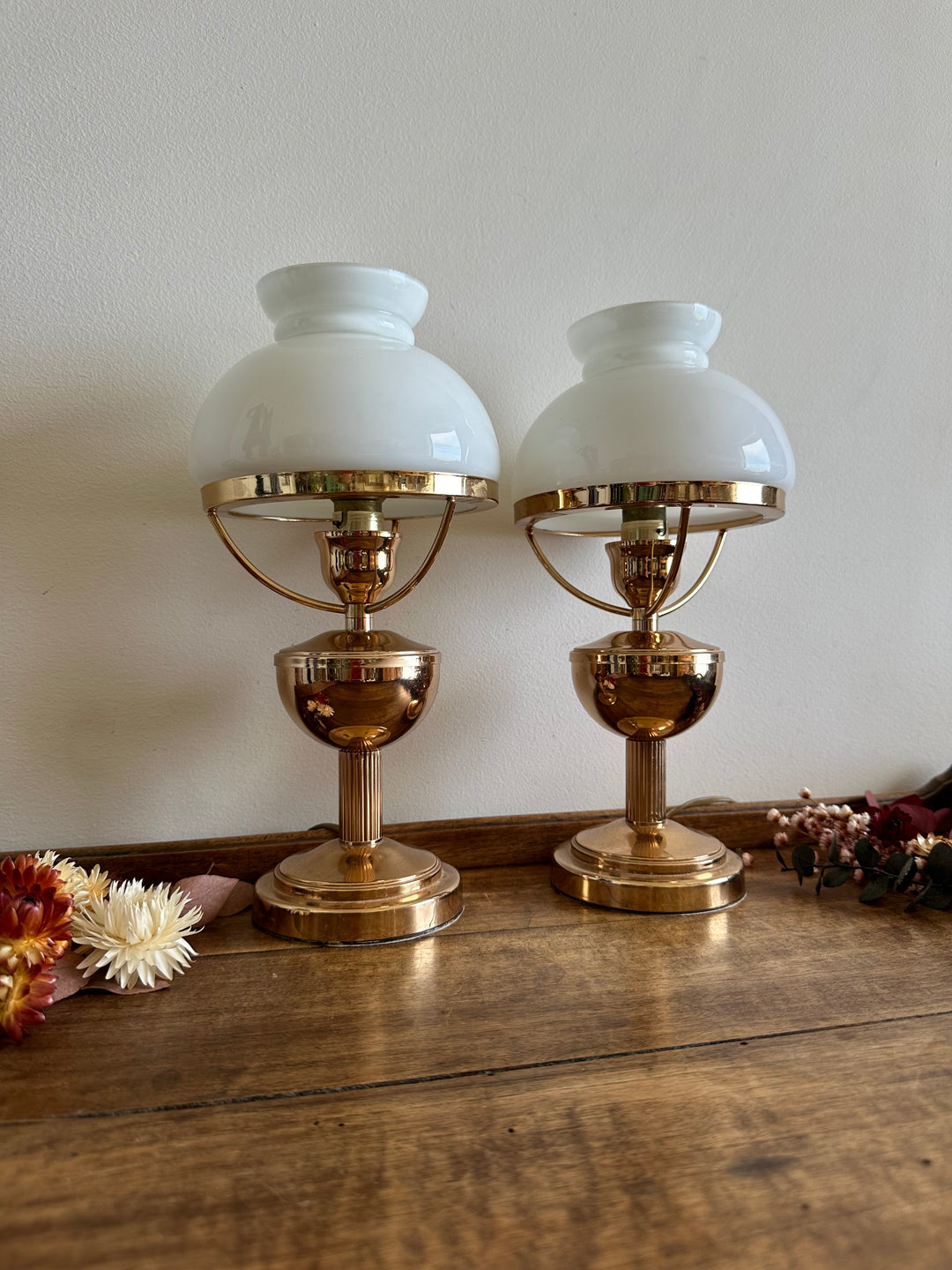 Lampes de chevet en métal doré et globes en opaline