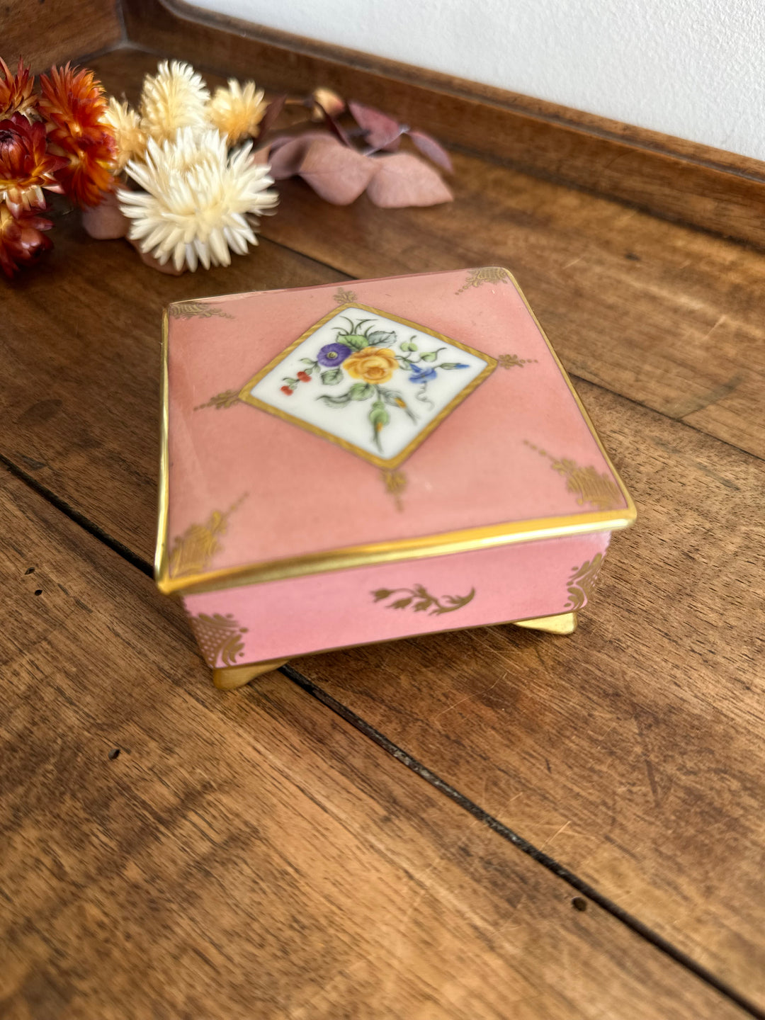 Boite carrée en porcelaine rose décorée main années 50