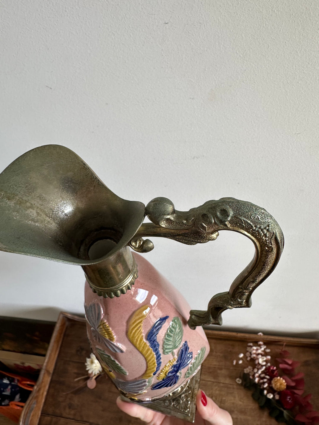 Carafe sur pied émaillée motifs oiseaux en relief