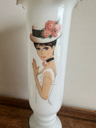 Vase en opaline blanche jeune femme années 50