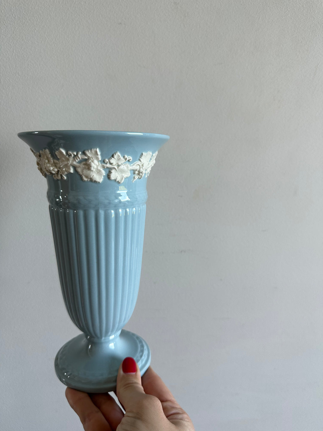 Vase en porcelaine émaillée de Wedgwood & Barlaston