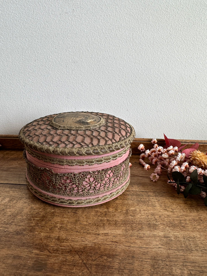 Bonbonnière en tissu XIX ème