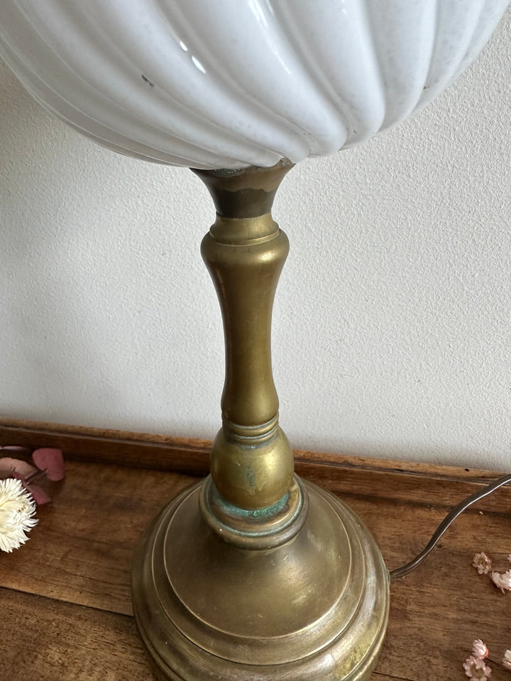 Lampe à pétrole électrifiée en opaline blanche taille XL