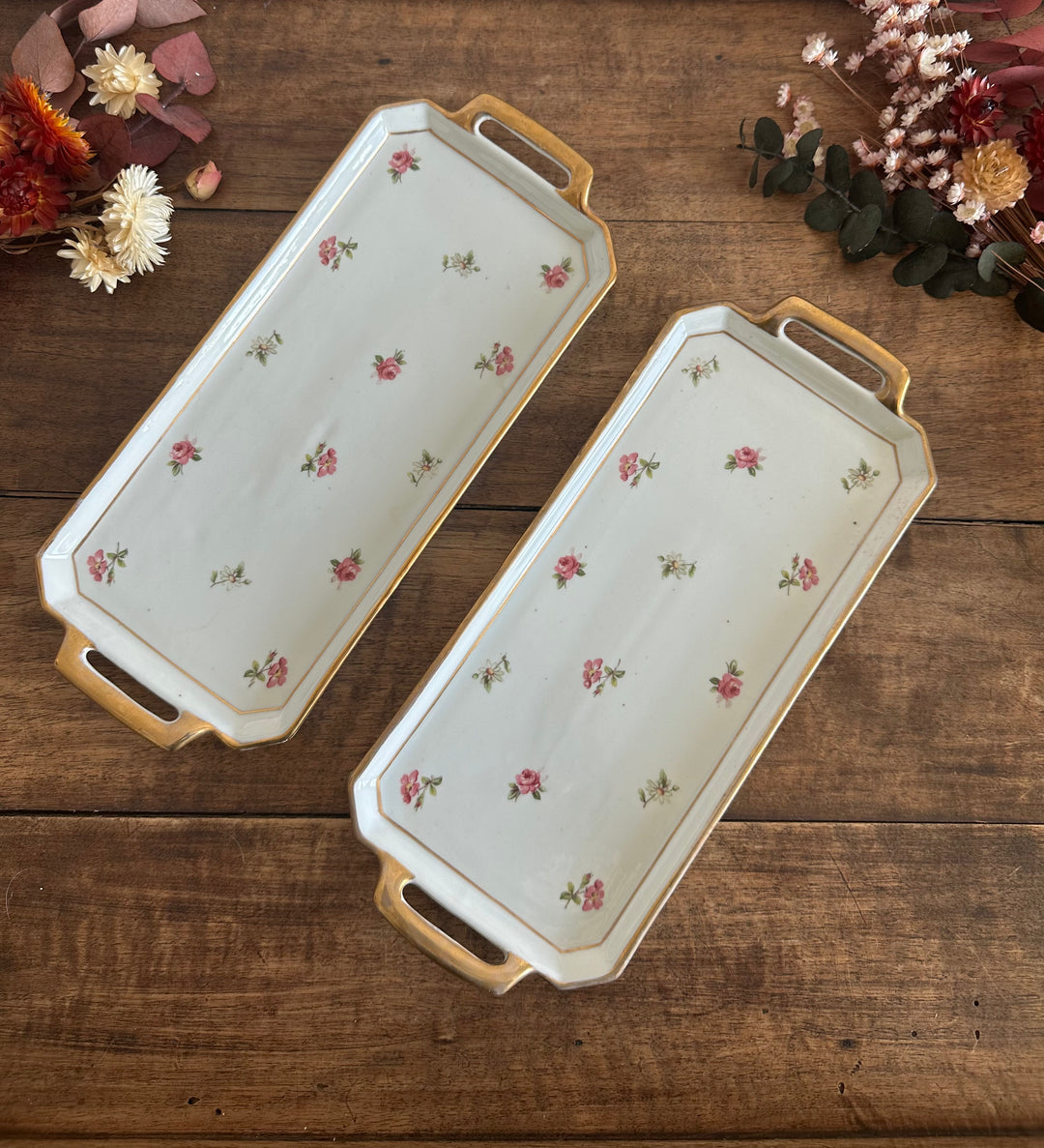 Plateaux de service en porcelaine petites fleurs roses années 50 signés Denbac