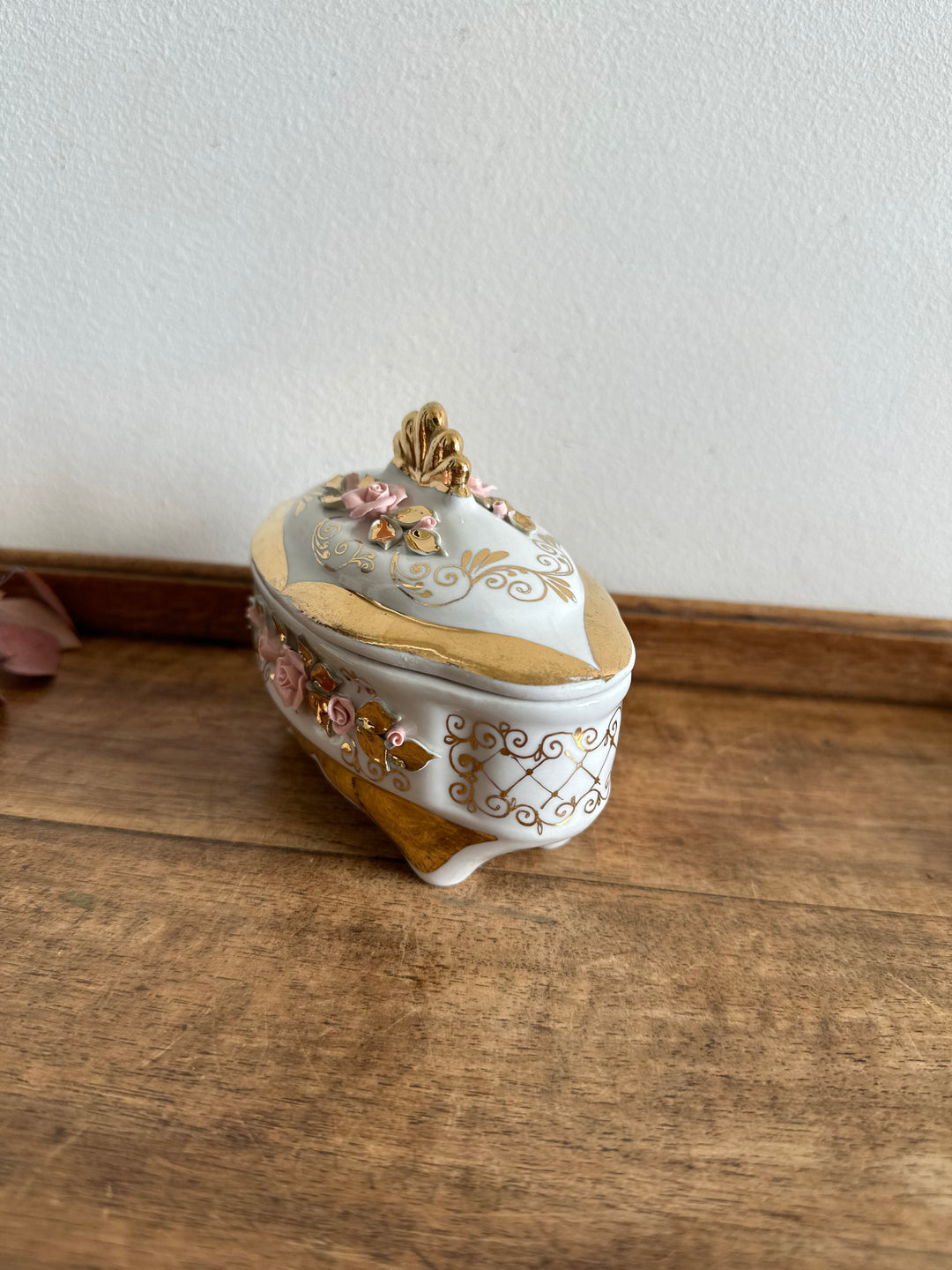 Bonbonnière en porcelaine ornée de roses sculptées