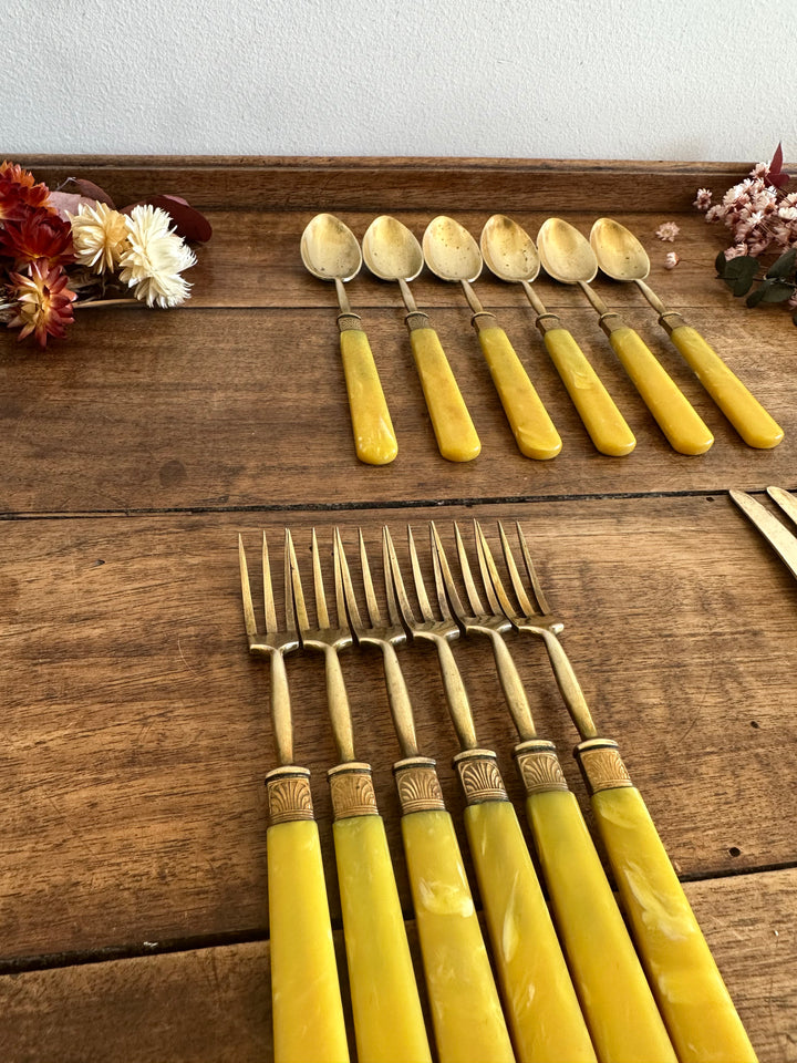 Couverts à dessert en bakélite jaune et laiton