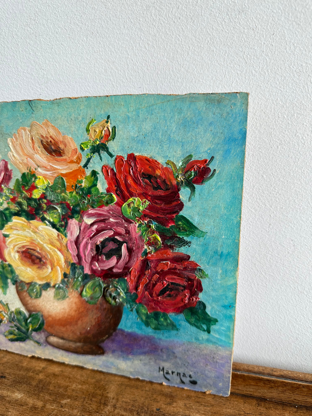 Peinture bouquet de fleur sur fond bleu tons roses orangés jaunes