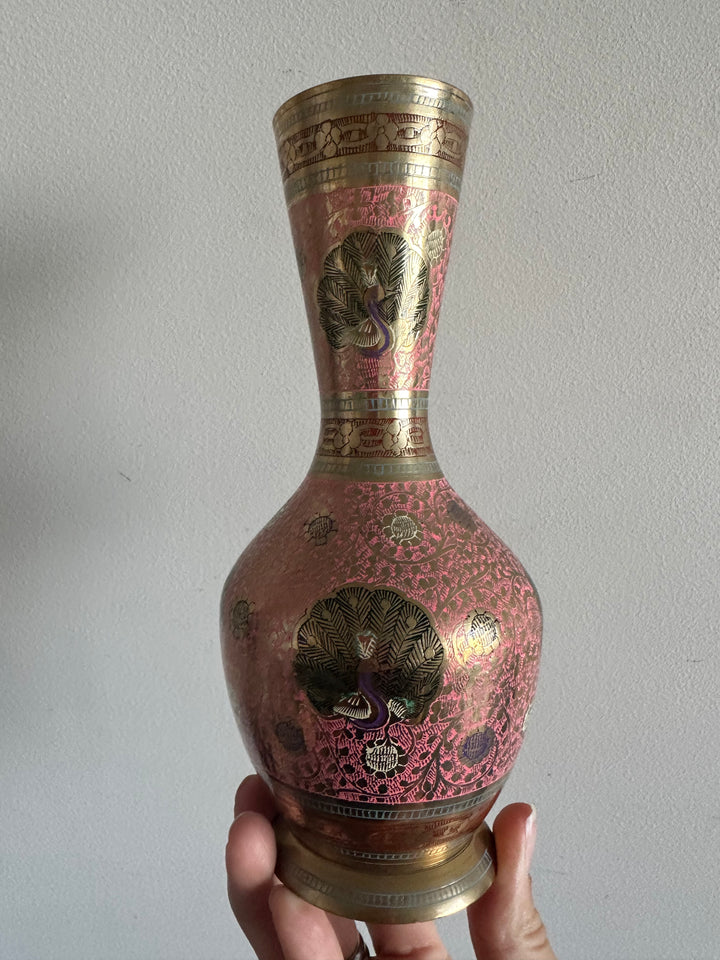 Vase en laiton repoussé tons roses