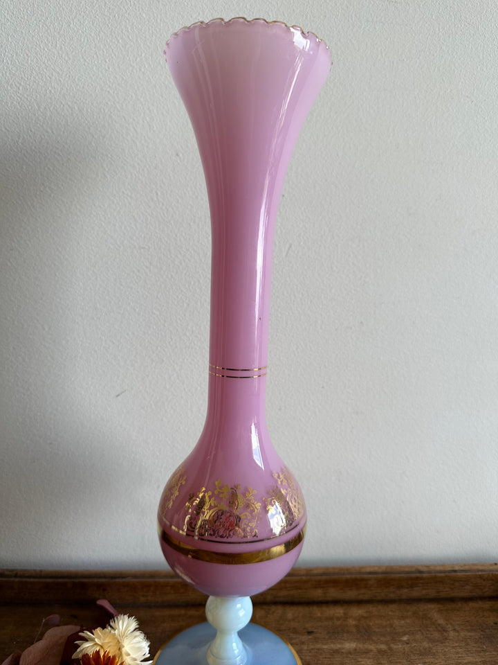 Vase en opaline rose serti d'un camé en résine