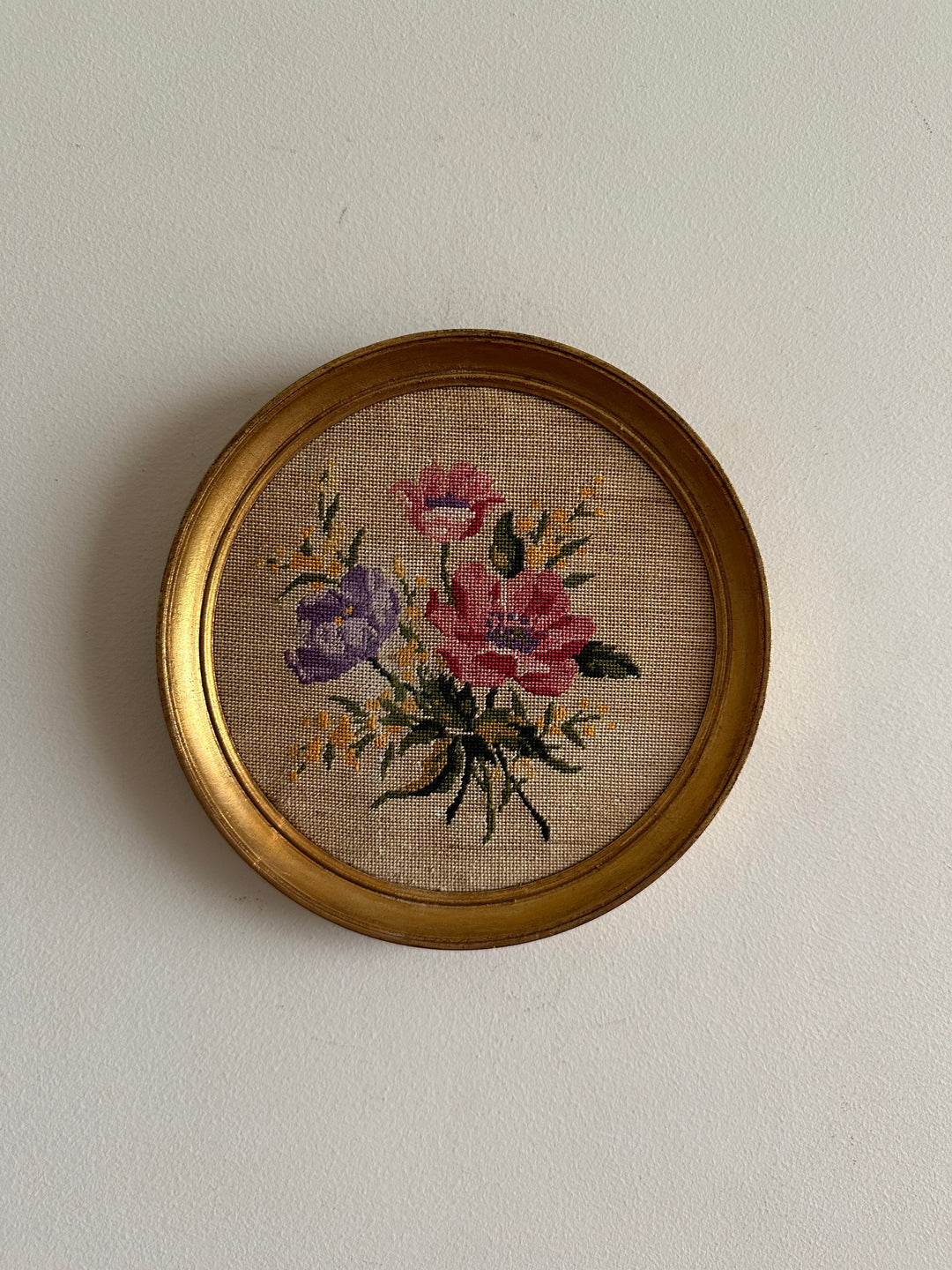 Broderie ancienne fleurs roses cadre rond en bois doré