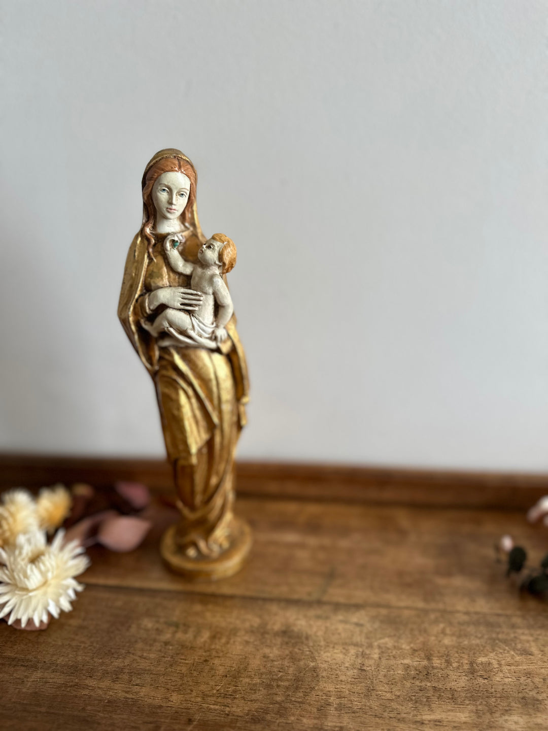 Statuette de la vierge et l'enfant en résine dorée peinte à la main