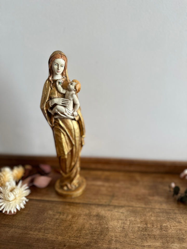 Statuette de la vierge et l'enfant en résine dorée peinte à la main