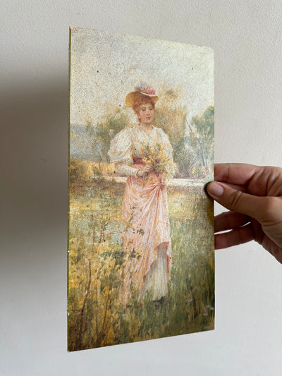 Impression jeune femme en robe rose dans les champs