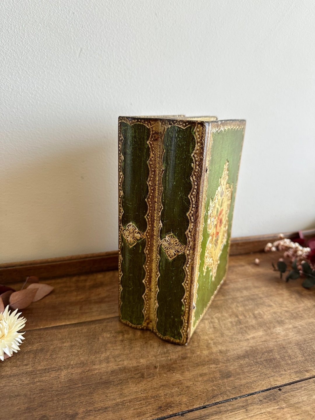 Boite en bois style florentin tons verts forme livre