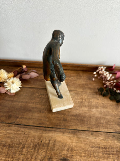 Statuette en bronze sur socle en marbre représentant Discobole