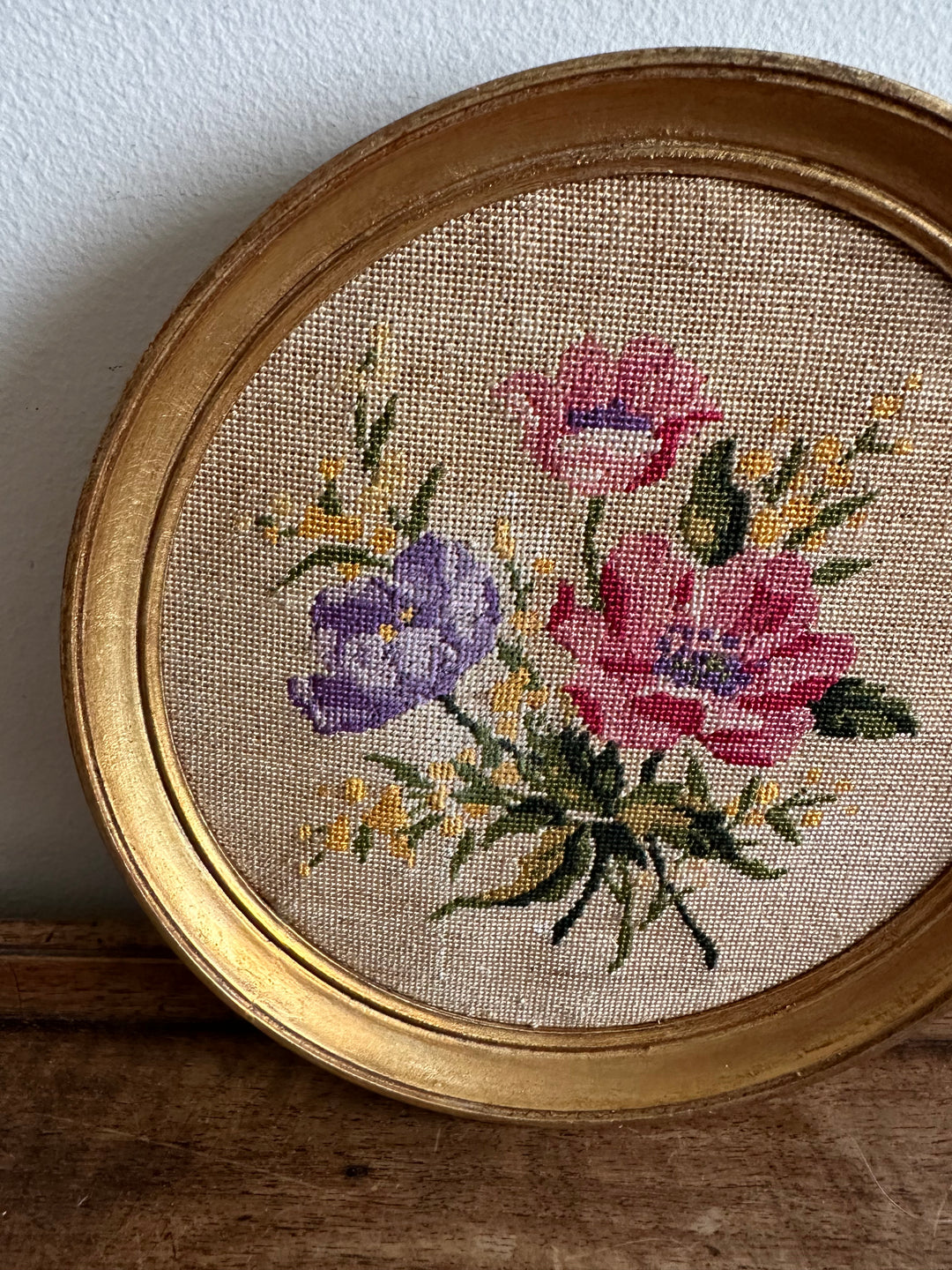 Broderie ancienne fleurs roses cadre rond en bois doré