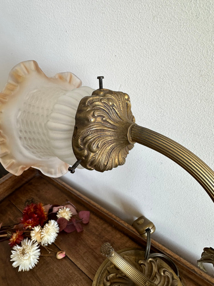 Lampe en bronze décorée de feuilles gravées globe en verre tulipe orangé