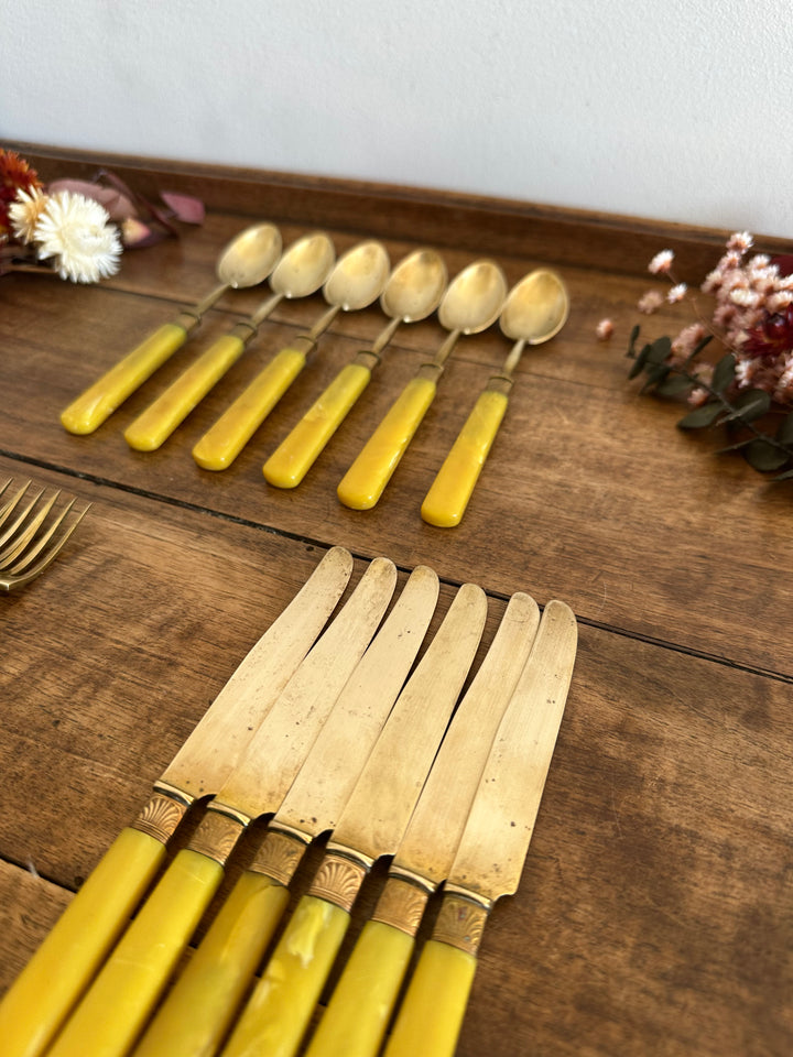 Couverts à dessert en bakélite jaune et laiton