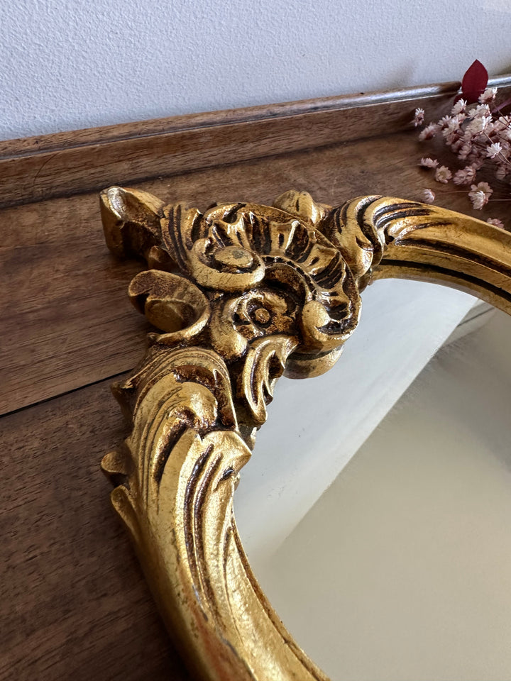 Miroir en bois fronton travaillé forme chantournée