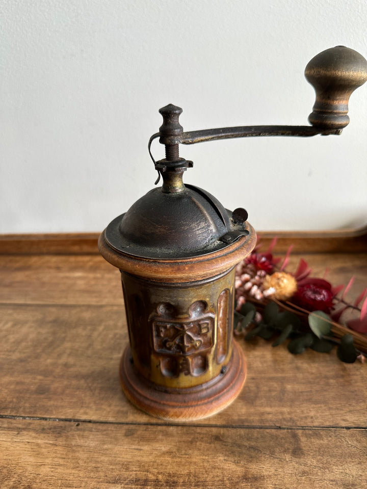 Moulins à café en bois et métal