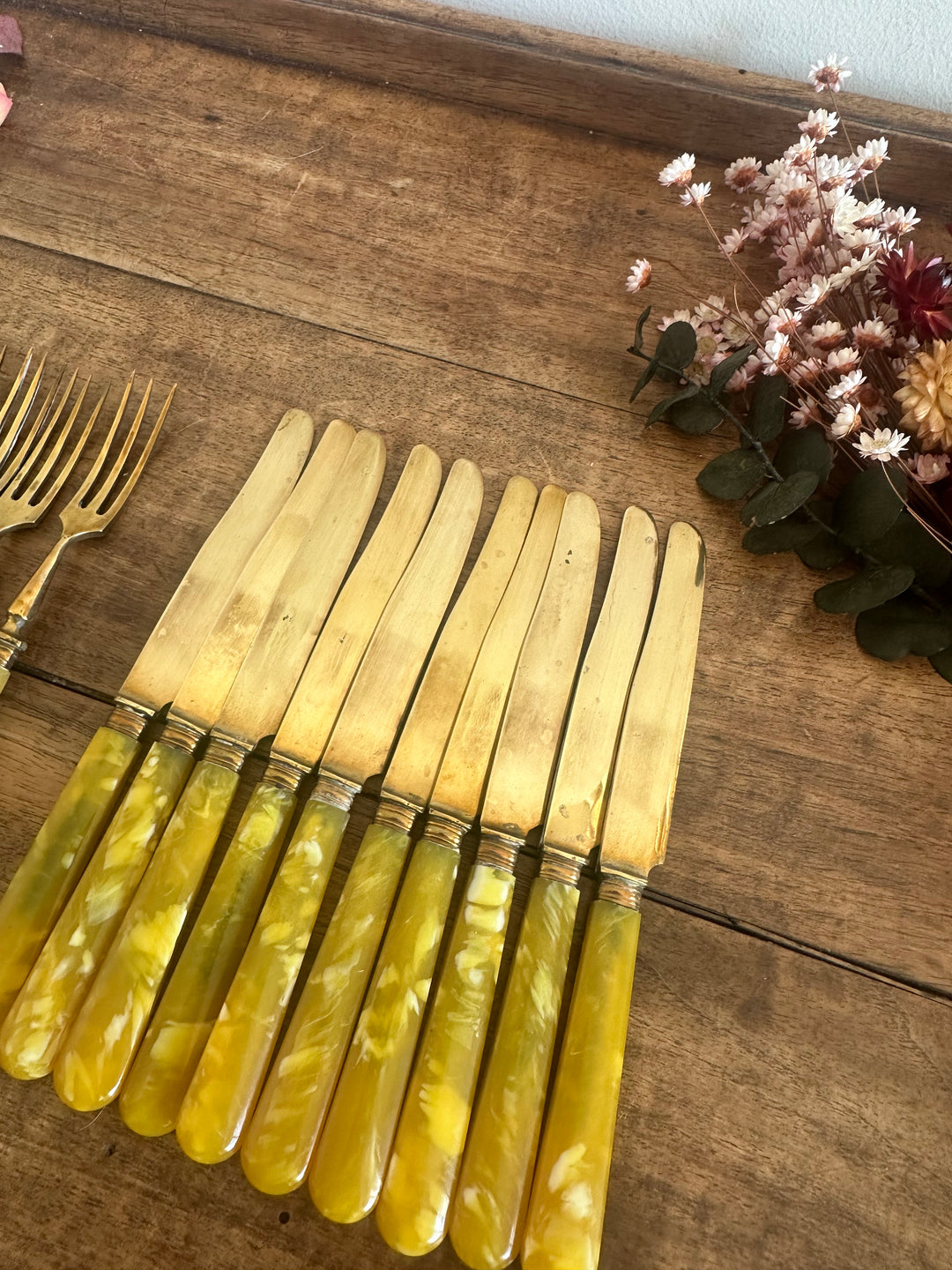 Couverts à dessert en laiton et bakelite jaune marbré