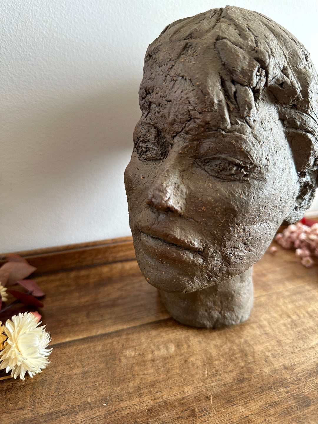 Sculpture en argile visage jeune femme