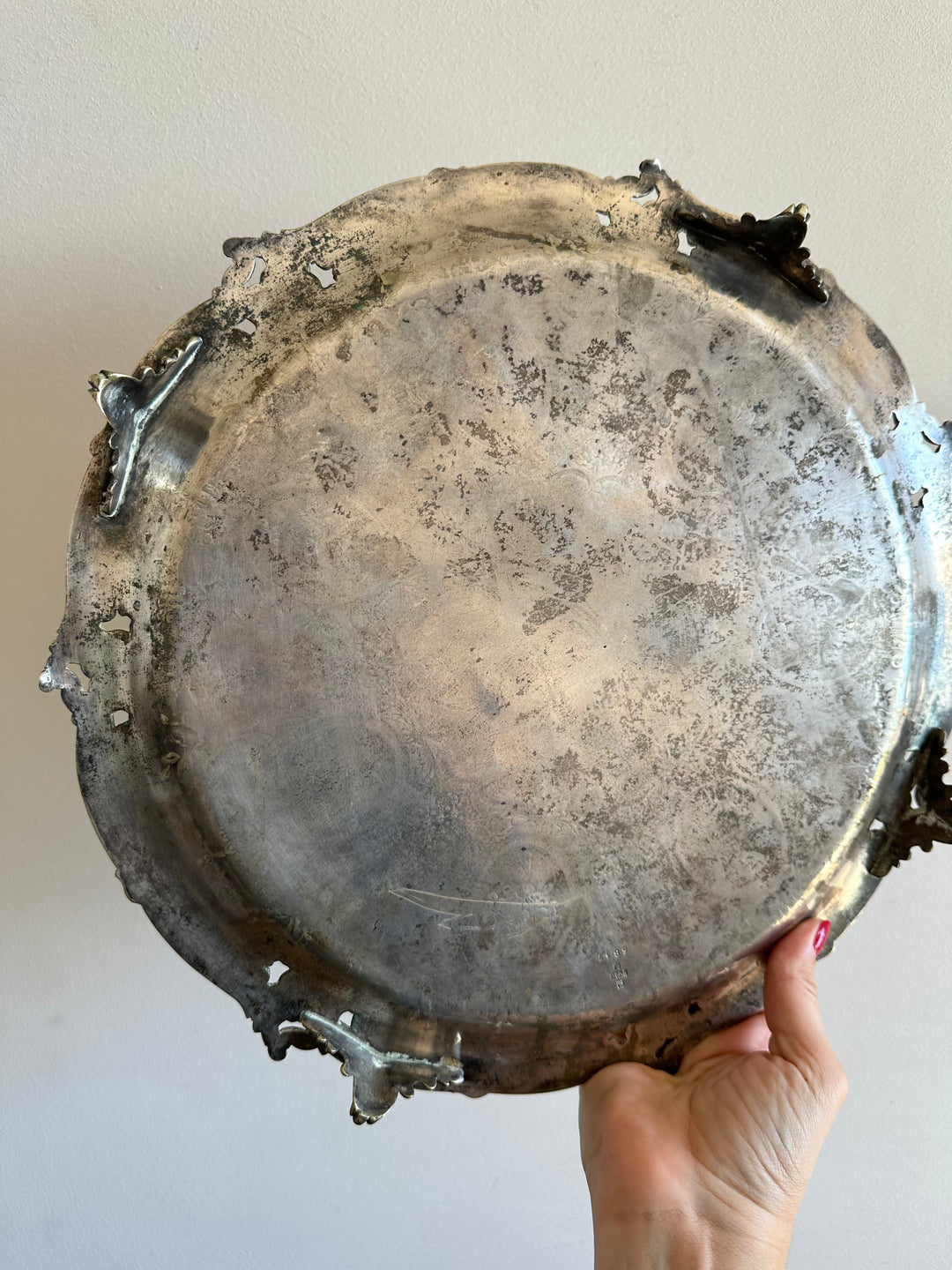 Plateau en argent à décor rocaille, chiffré DR. P 3 kg 564, Vente aux Plateau en argent à décor rocaille, chiffré DR. P 3 kg 564, Vente aux