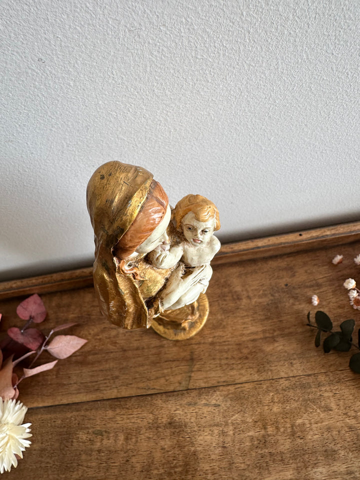 Statuette de la vierge et l'enfant en résine dorée peinte à la main