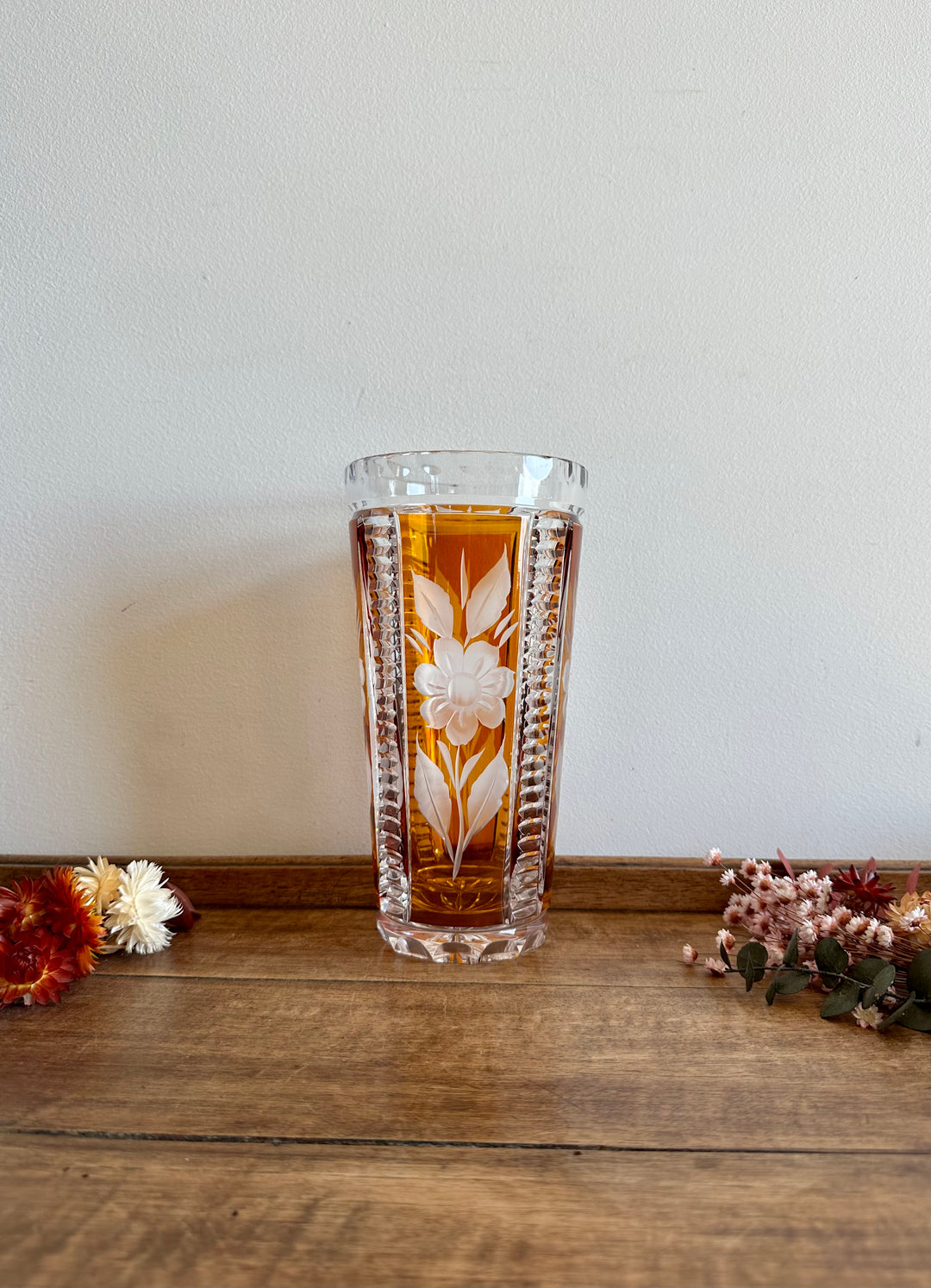 Vase en cristal de bohème travaillé orangé