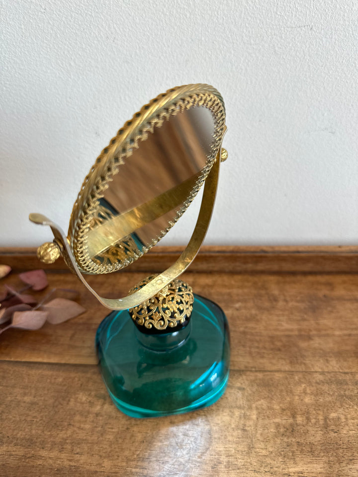 Miroir à poser en laiton dentelé sur socle en verre bleu