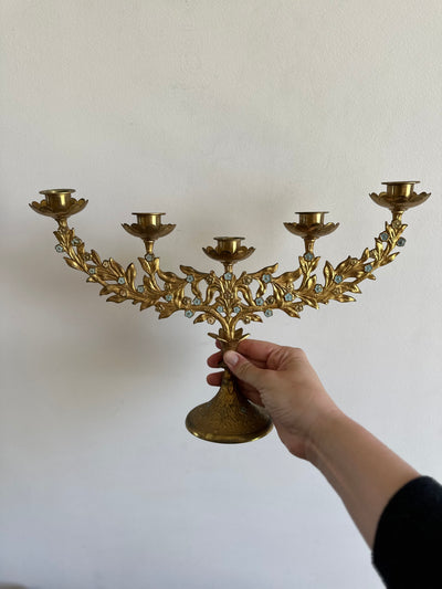 Chandelier d'autel en laiton doré orné de petite fleurs émaillées